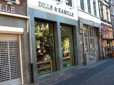 820325 Gezicht op de verbouwde winkelpui van het pand Oudegracht 192 ( Dille & Kamille ) te Utrecht.N.B. Rond 1900 was ...